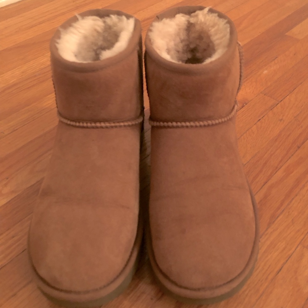 Classic short size 7 chestnut Uggs
